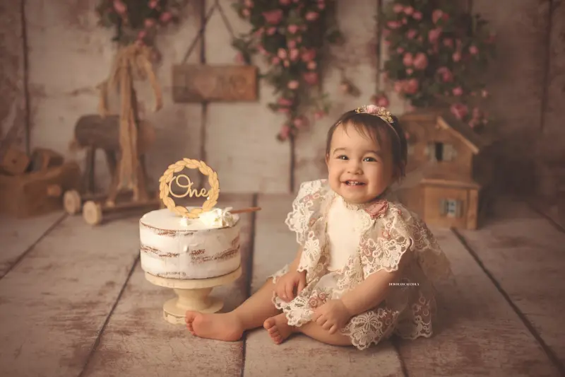Portrait anniversaire en studio à Orléans : portrait de célébration, cadrage horizontal équilibré, palette claire