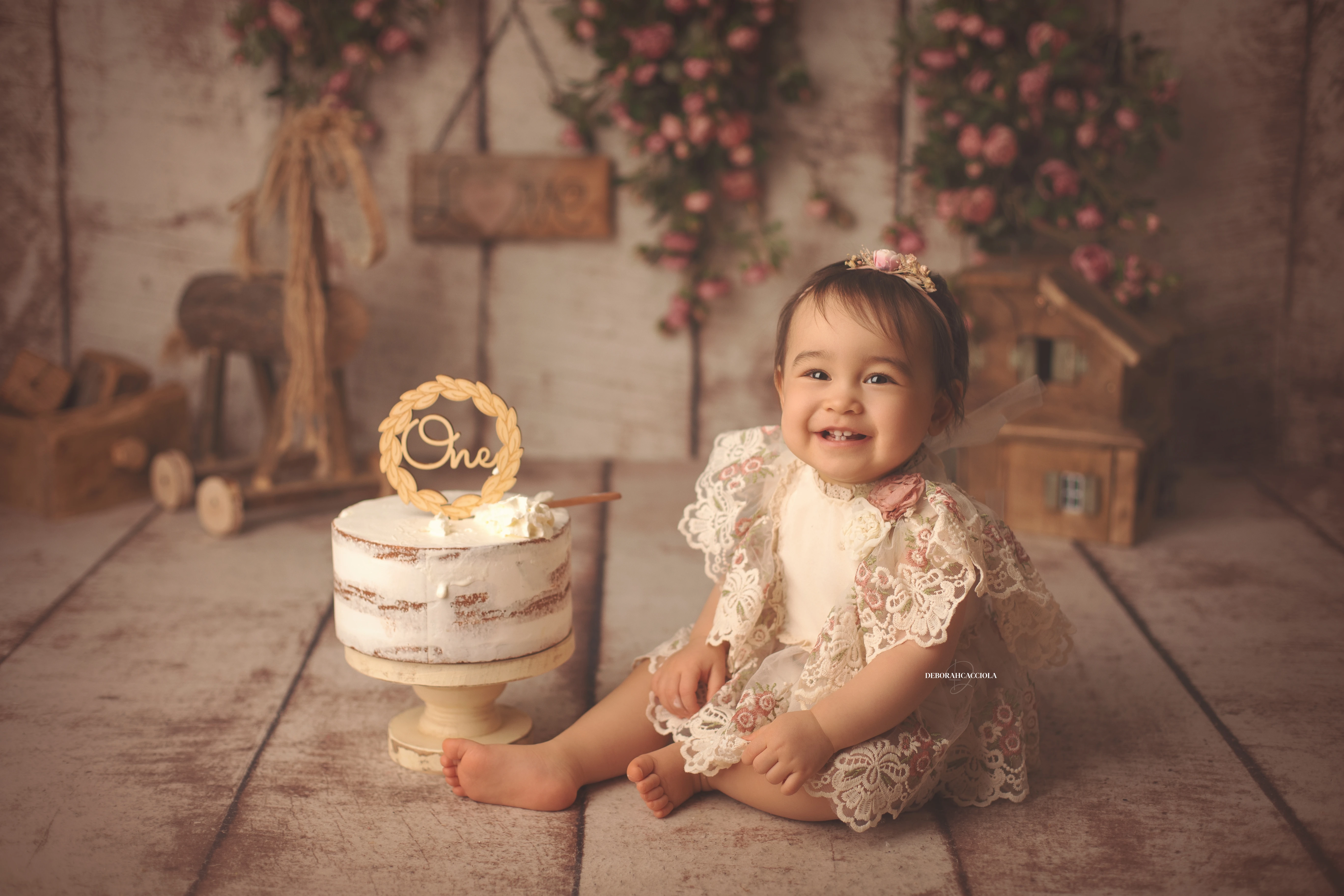 Portrait anniversaire en studio à Orléans : portrait de célébration, cadrage horizontal équilibré, palette claire