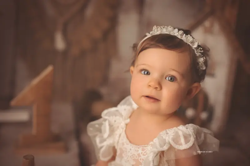 Photo anniversaire à Orléans, moment festif en studio, plan large harmonieux, couleurs douces