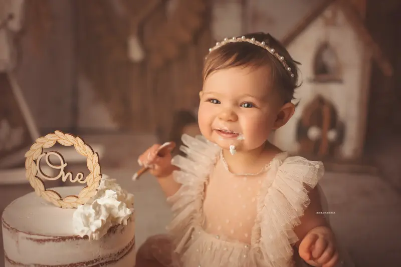 Photo anniversaire à Orléans, moment festif en studio, plan large harmonieux, tonalités naturelles