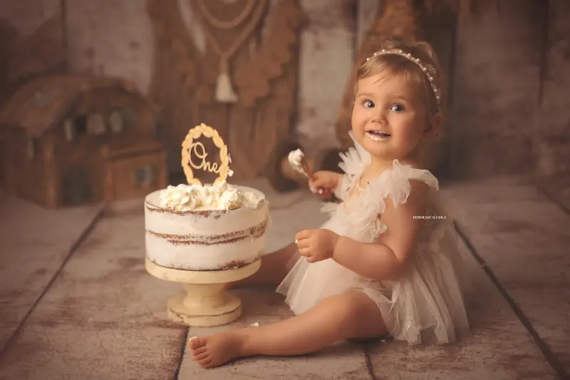 Photo anniversaire à Orléans, moment festif en studio, plan large harmonieux, couleurs équilibrées