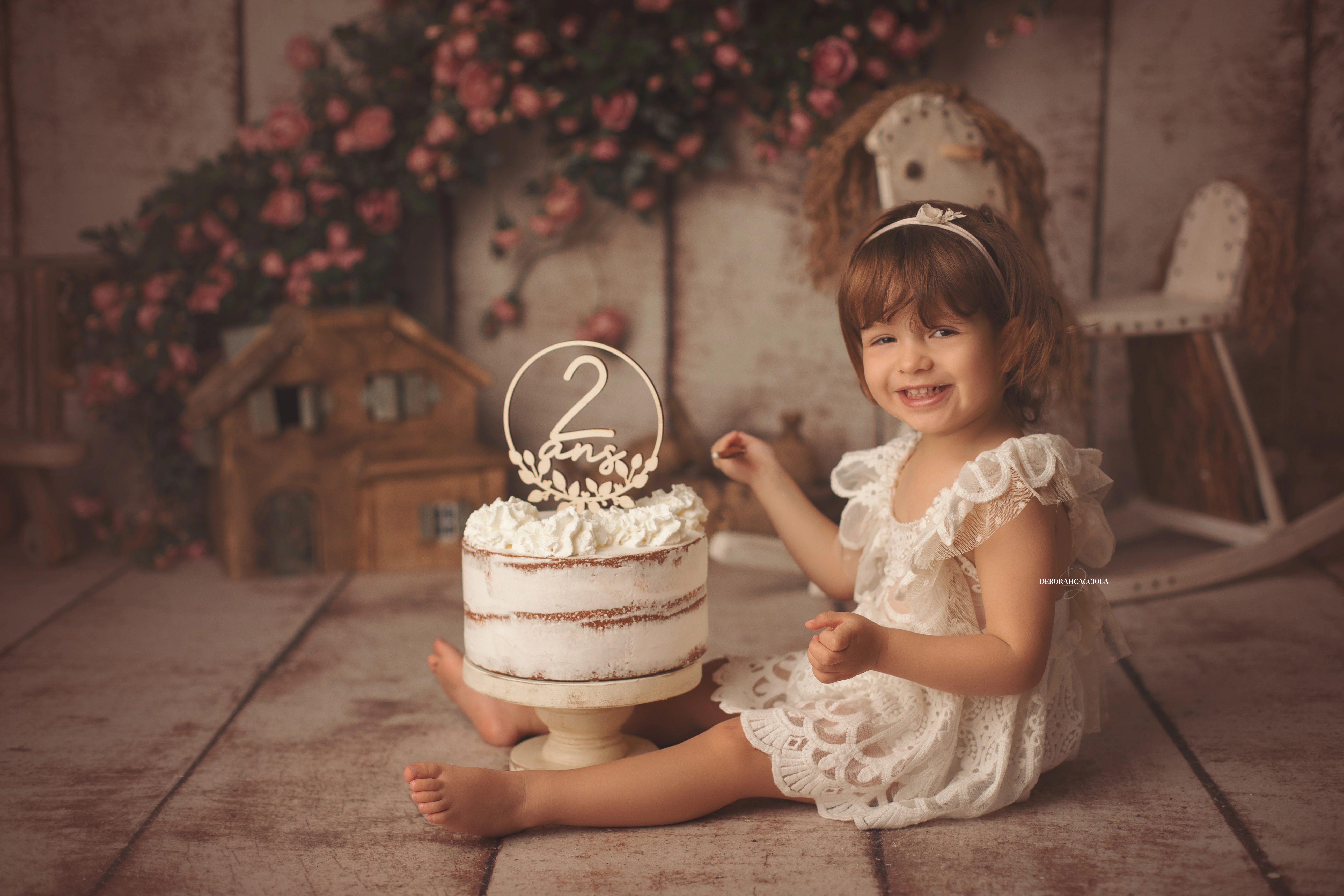 Portrait anniversaire en studio à Orléans : portrait de célébration, scène panoramique douce, tonalités naturelles