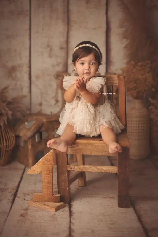 Photo anniversaire studio Orléans : moment festif en studio, composition resserrée élégante, couleurs douces