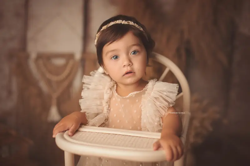 Photo anniversaire à Orléans, moment festif en studio, plan large harmonieux, rendu naturel