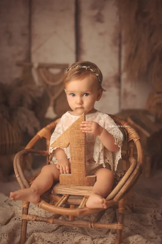 Photo anniversaire à Orléans, moment festif en studio, portrait vertical soigné, palette claire