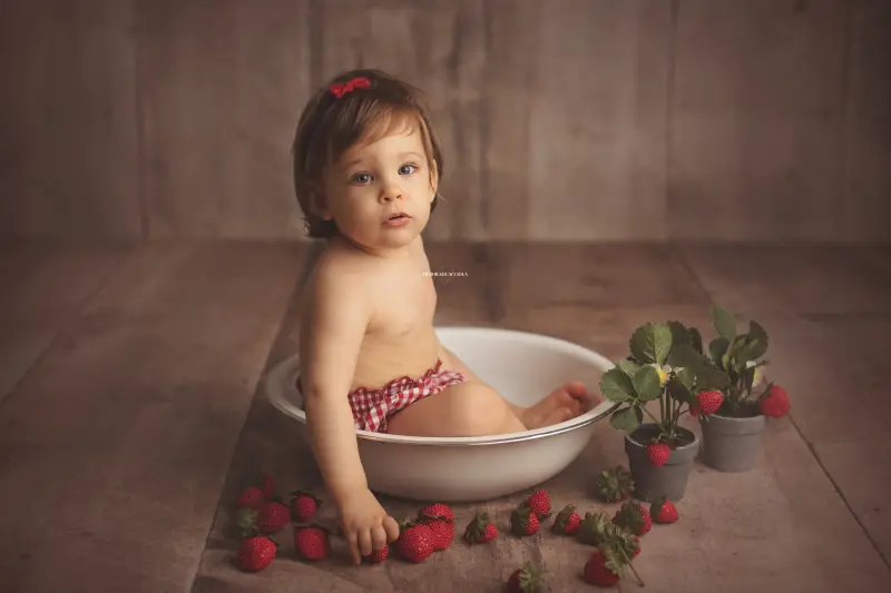 Portrait anniversaire en studio à Orléans : portrait de célébration, scène panoramique douce, palette claire