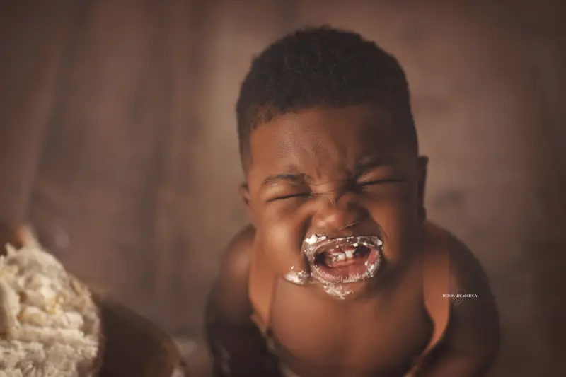 Photo anniversaire studio Orléans : moment festif en studio, cadrage horizontal équilibré, rendu naturel