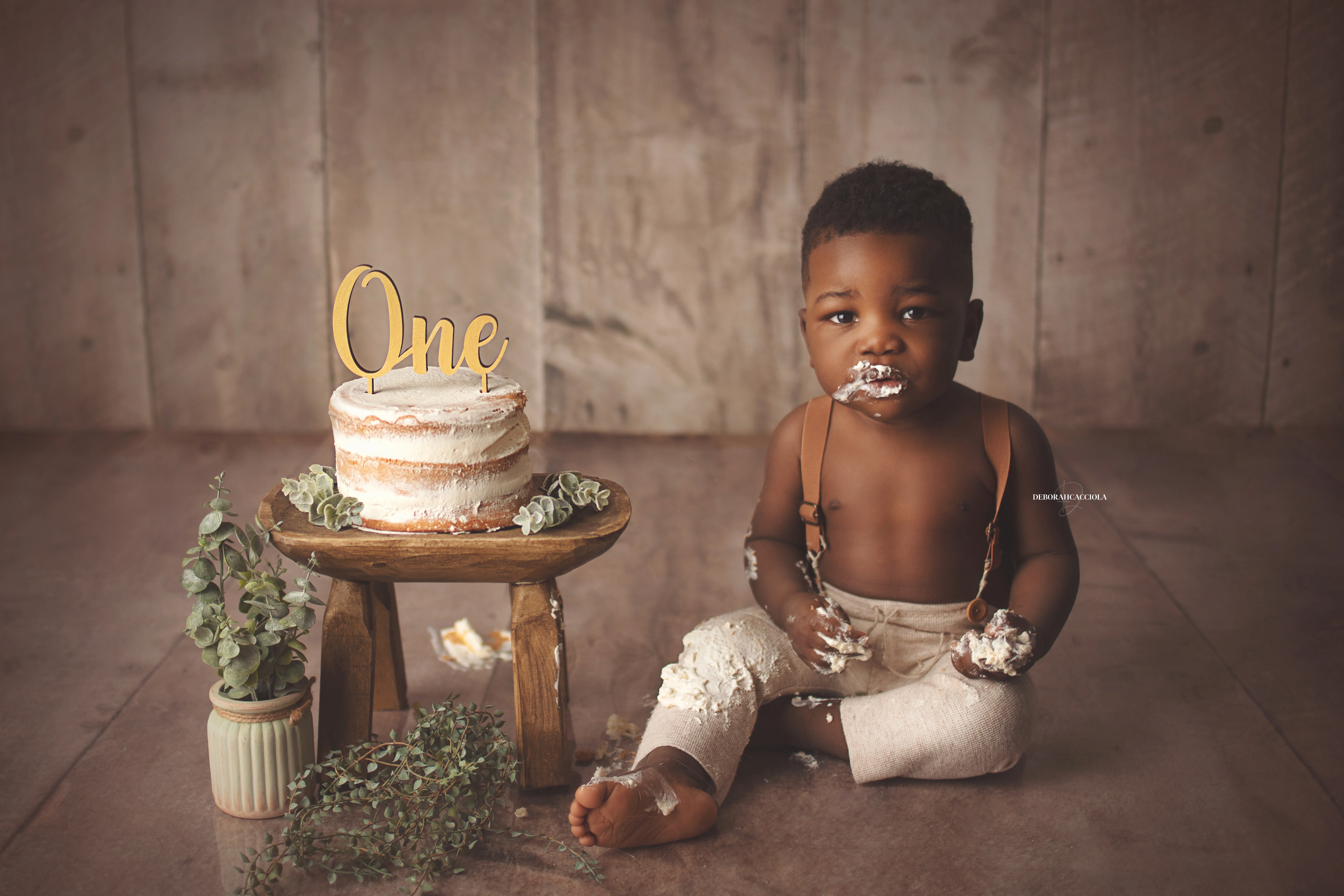 Portrait anniversaire en studio à Orléans : portrait de célébration, cadrage horizontal équilibré, tonalités naturelles
