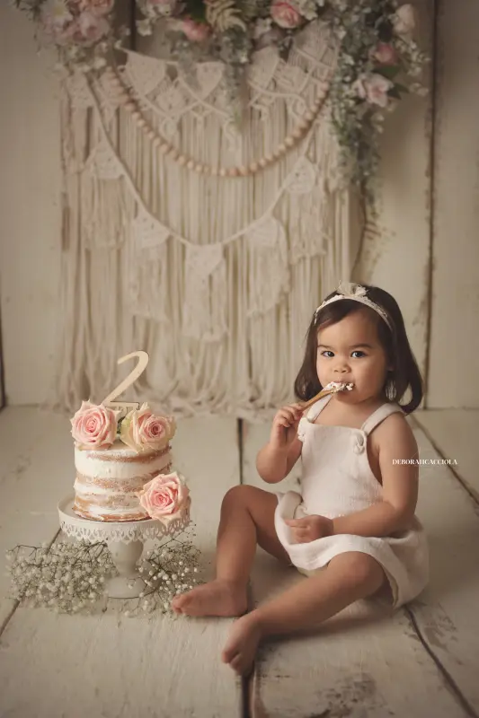 Photo anniversaire à Orléans, moment festif en studio, portrait vertical soigné, couleurs douces