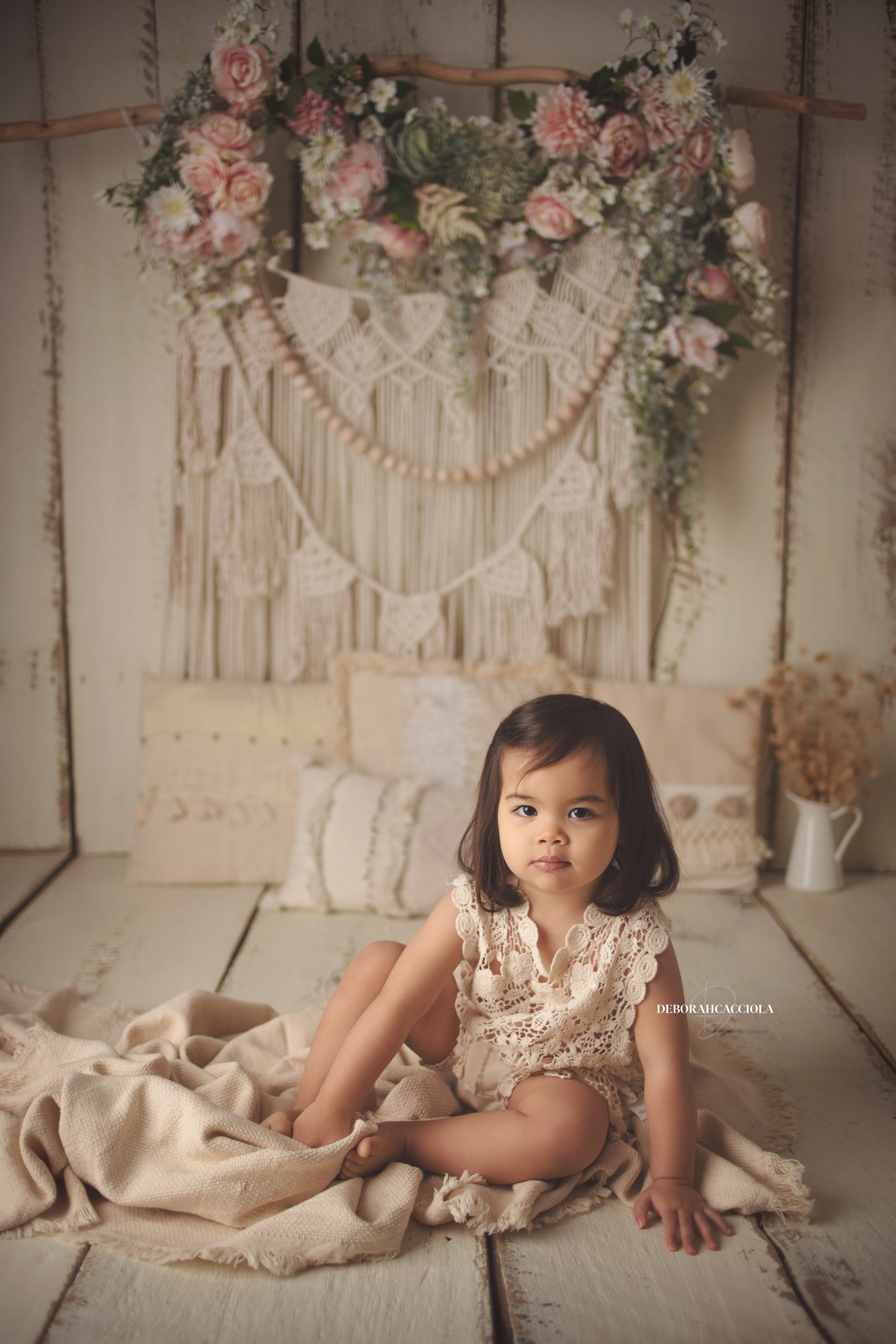 Photo anniversaire studio Orléans : moment festif en studio, cadrage vertical doux, couleurs équilibrées