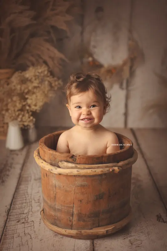 Portrait anniversaire en studio à Orléans : portrait de célébration, composition resserrée élégante, palette claire