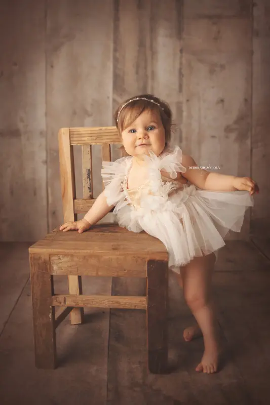 Photo anniversaire studio Orléans : moment festif en studio, composition resserrée élégante, tonalités naturelles