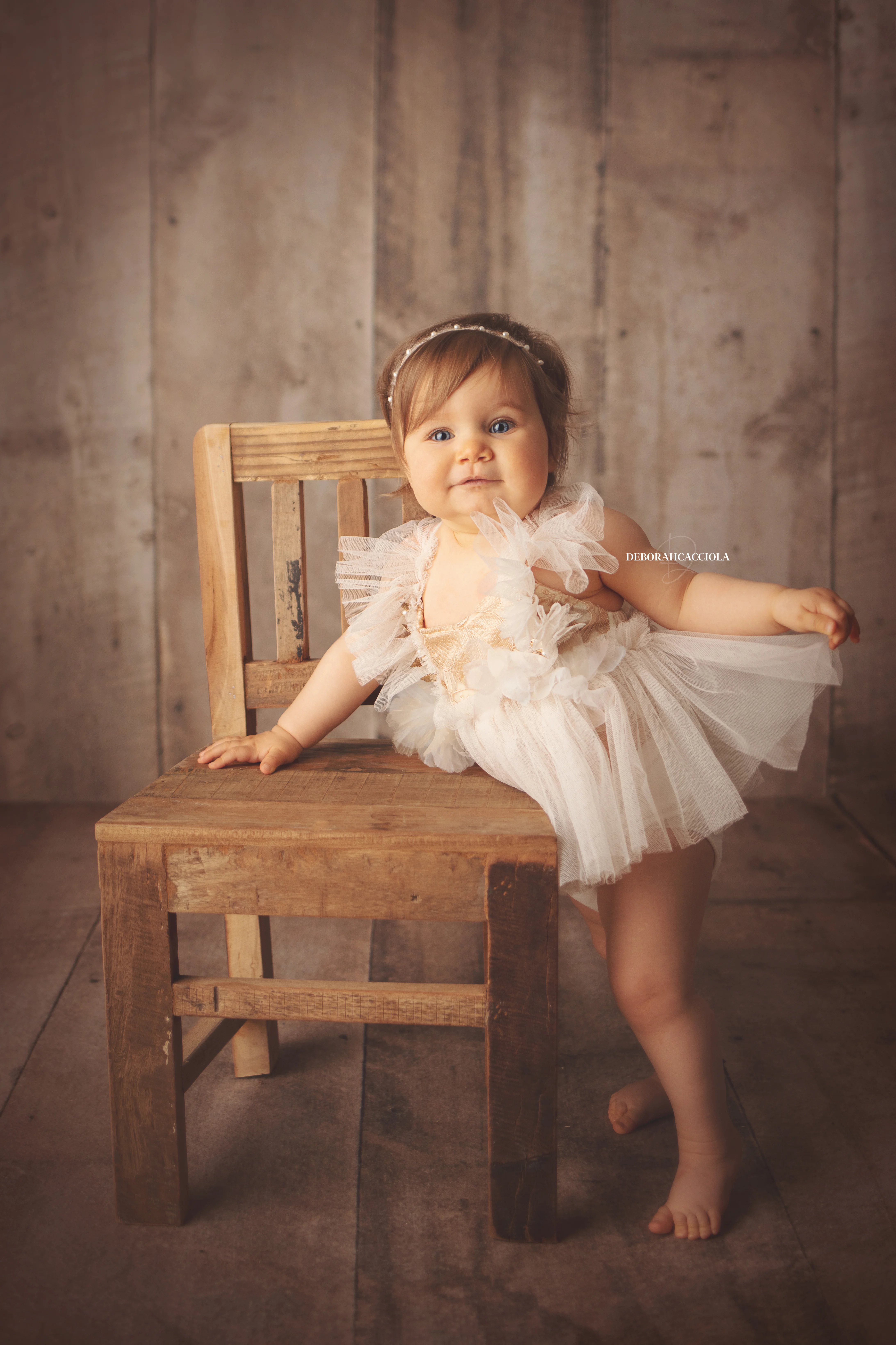 Photo anniversaire studio Orléans : moment festif en studio, composition resserrée élégante, tonalités naturelles