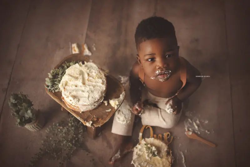 Portrait anniversaire en studio à Orléans : portrait de célébration, cadrage horizontal équilibré, couleurs douces