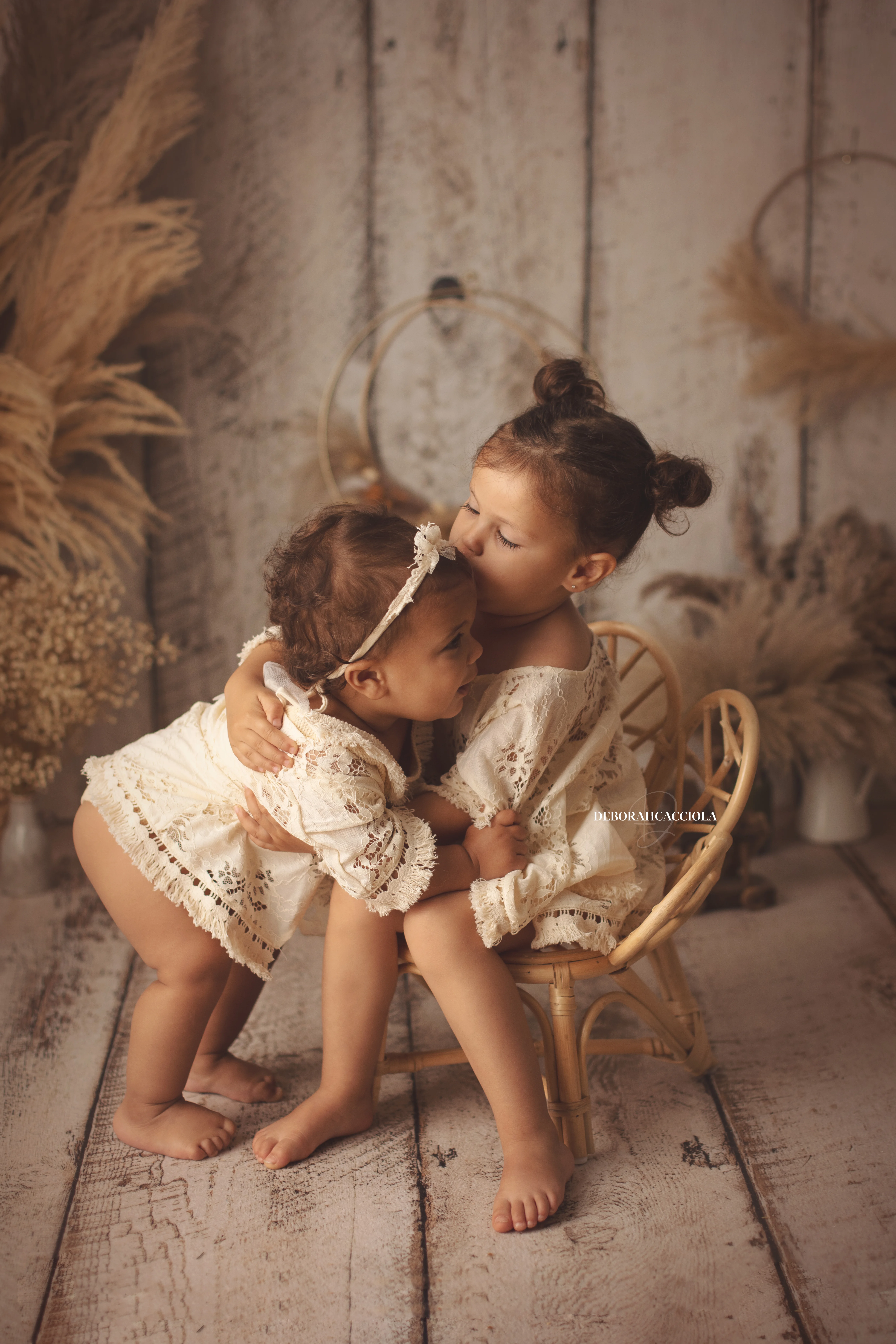Photo anniversaire à Orléans, moment festif en studio, portrait vertical soigné, couleurs douces