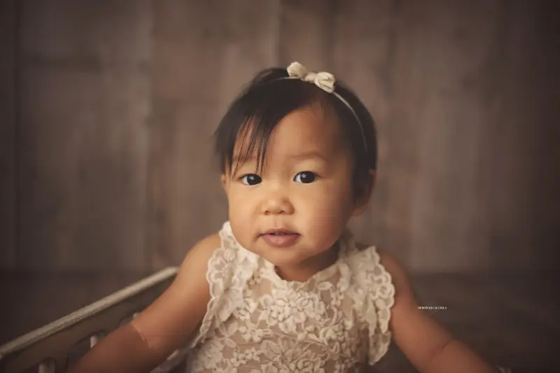 Portrait anniversaire en studio à Orléans : portrait de célébration, cadrage horizontal équilibré, palette claire