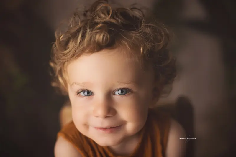 Portrait anniversaire en studio à Orléans : portrait de célébration, cadrage horizontal équilibré, tonalités naturelles