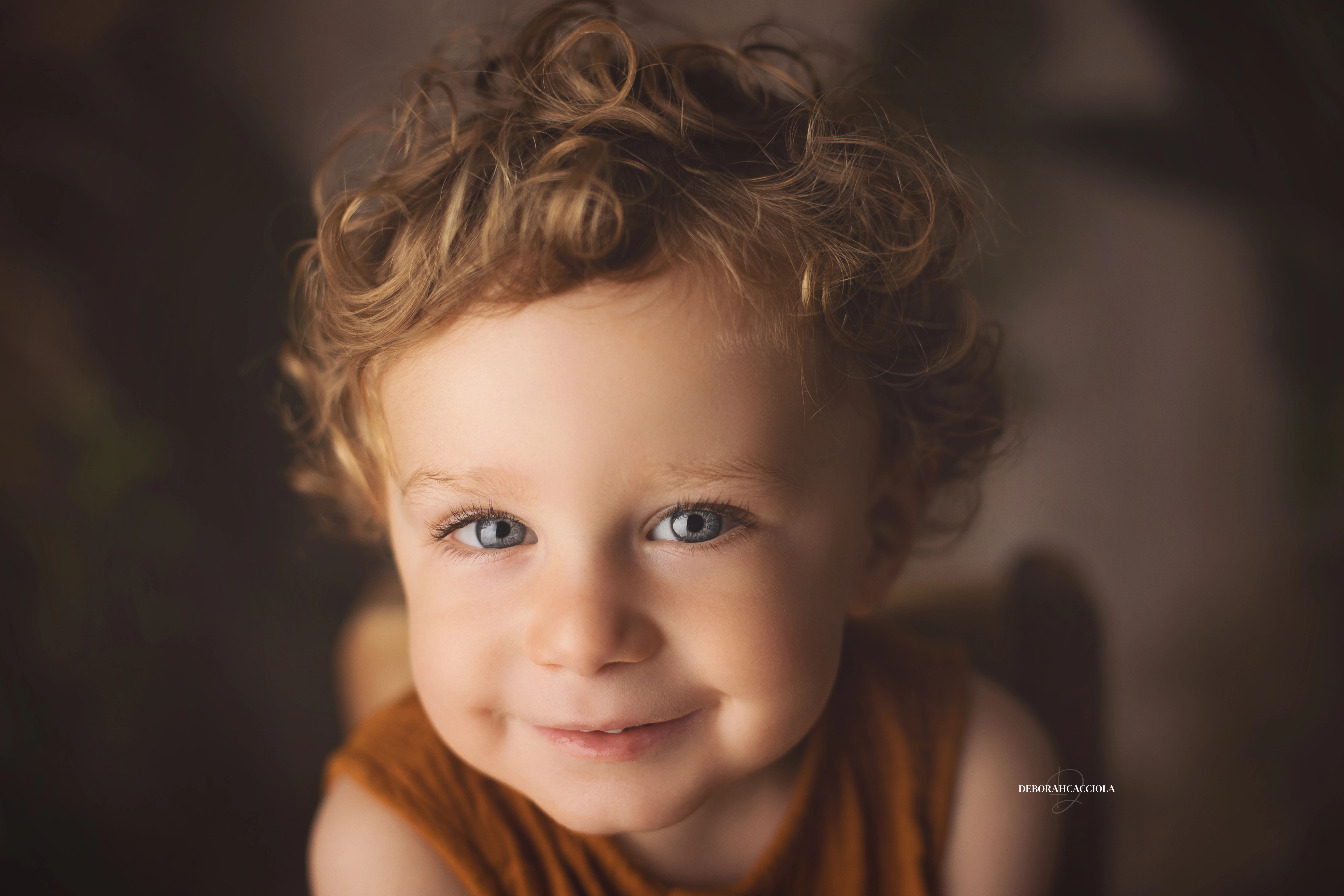 Portrait anniversaire en studio à Orléans : portrait de célébration, cadrage horizontal équilibré, tonalités naturelles