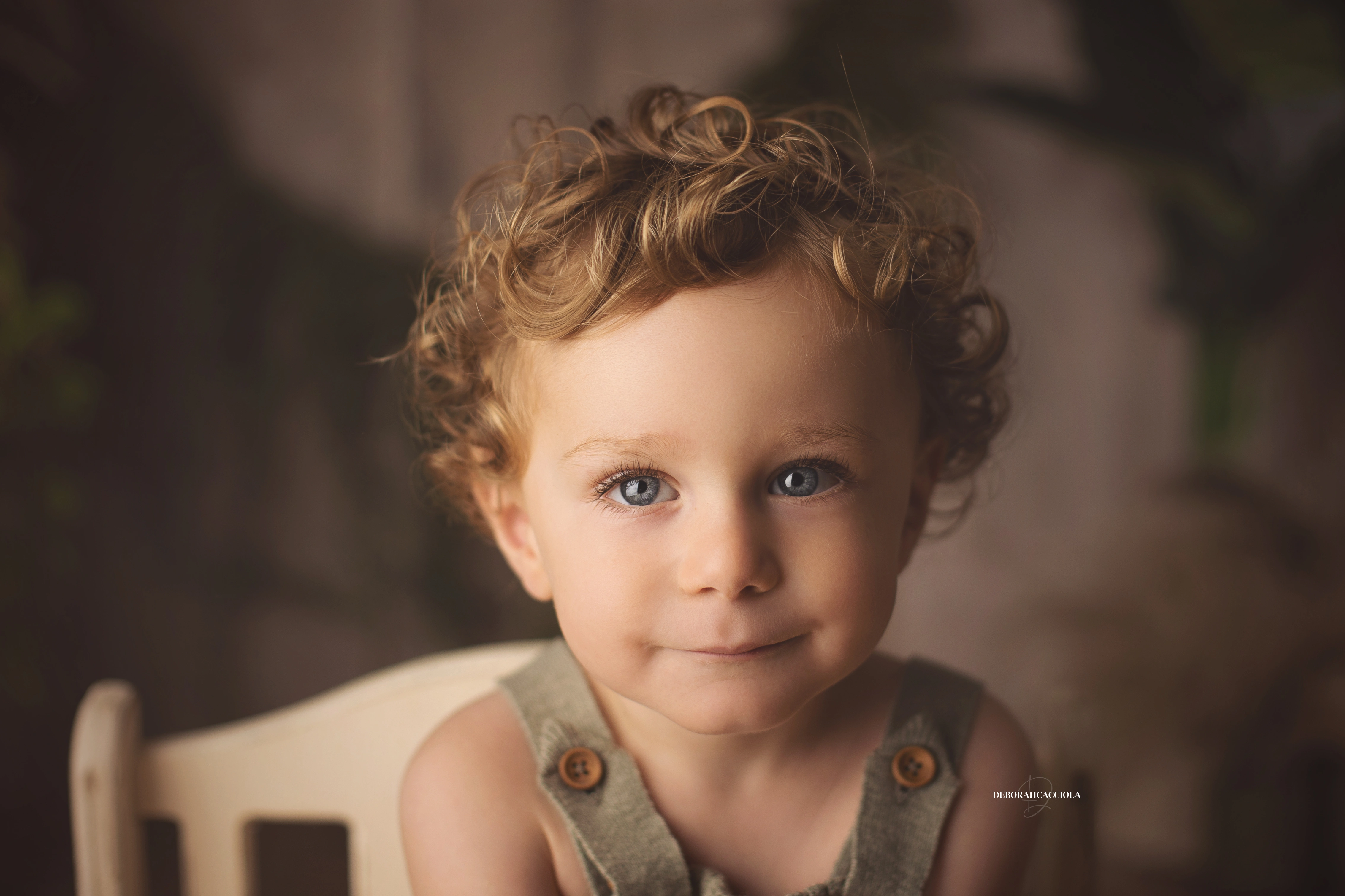 Photo anniversaire à Orléans, moment festif en studio, plan large harmonieux, rendu naturel