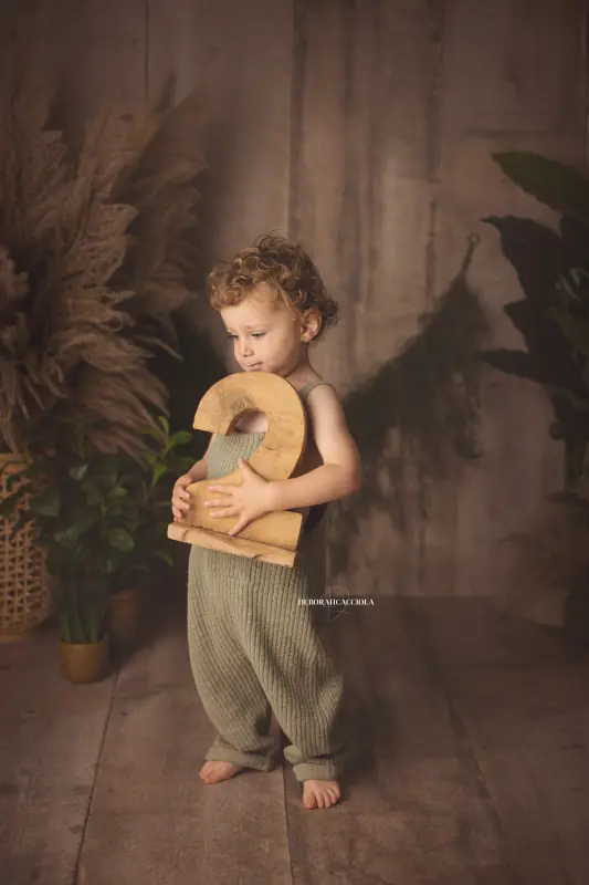 Photo anniversaire à Orléans, moment festif en studio, plan vertical naturel, palette claire