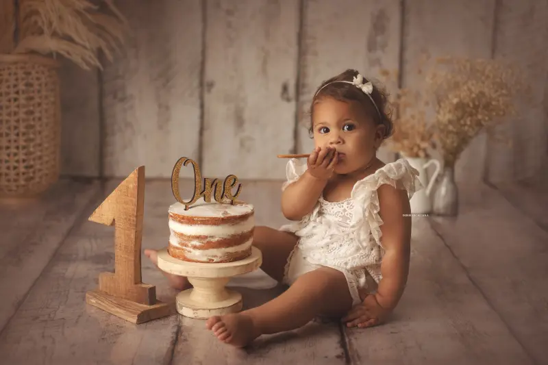 Photo anniversaire studio Orléans : moment festif en studio, cadrage horizontal équilibré, couleurs équilibrées