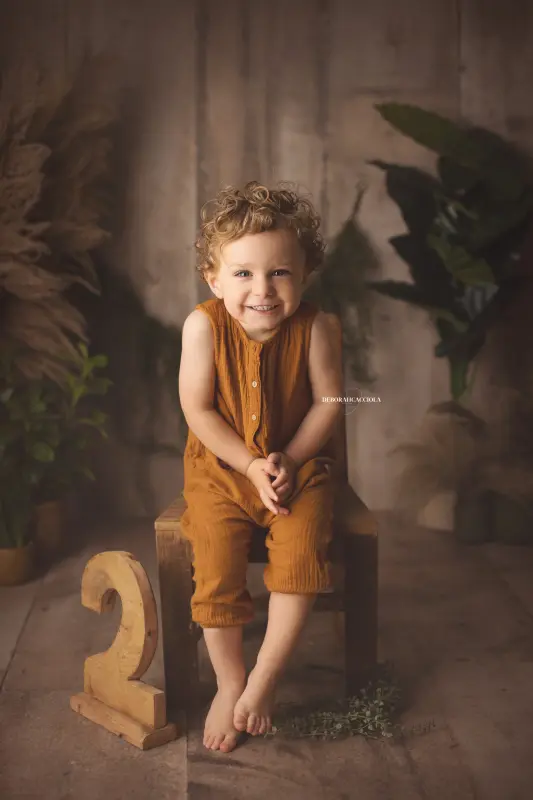 Portrait anniversaire en studio à Orléans : portrait de célébration, cadrage vertical doux, tonalités naturelles