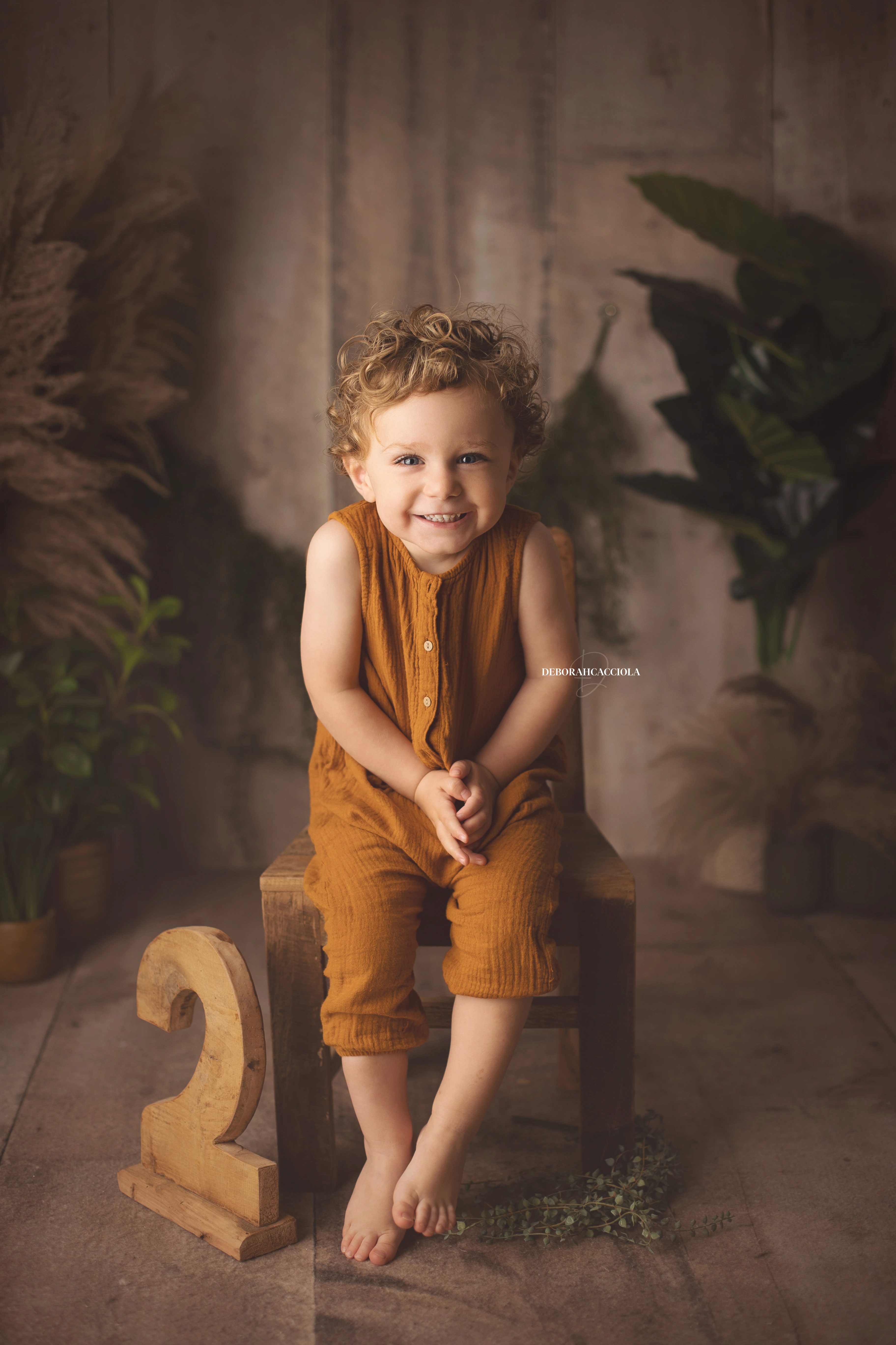 Portrait anniversaire en studio à Orléans : portrait de célébration, cadrage vertical doux, tonalités naturelles