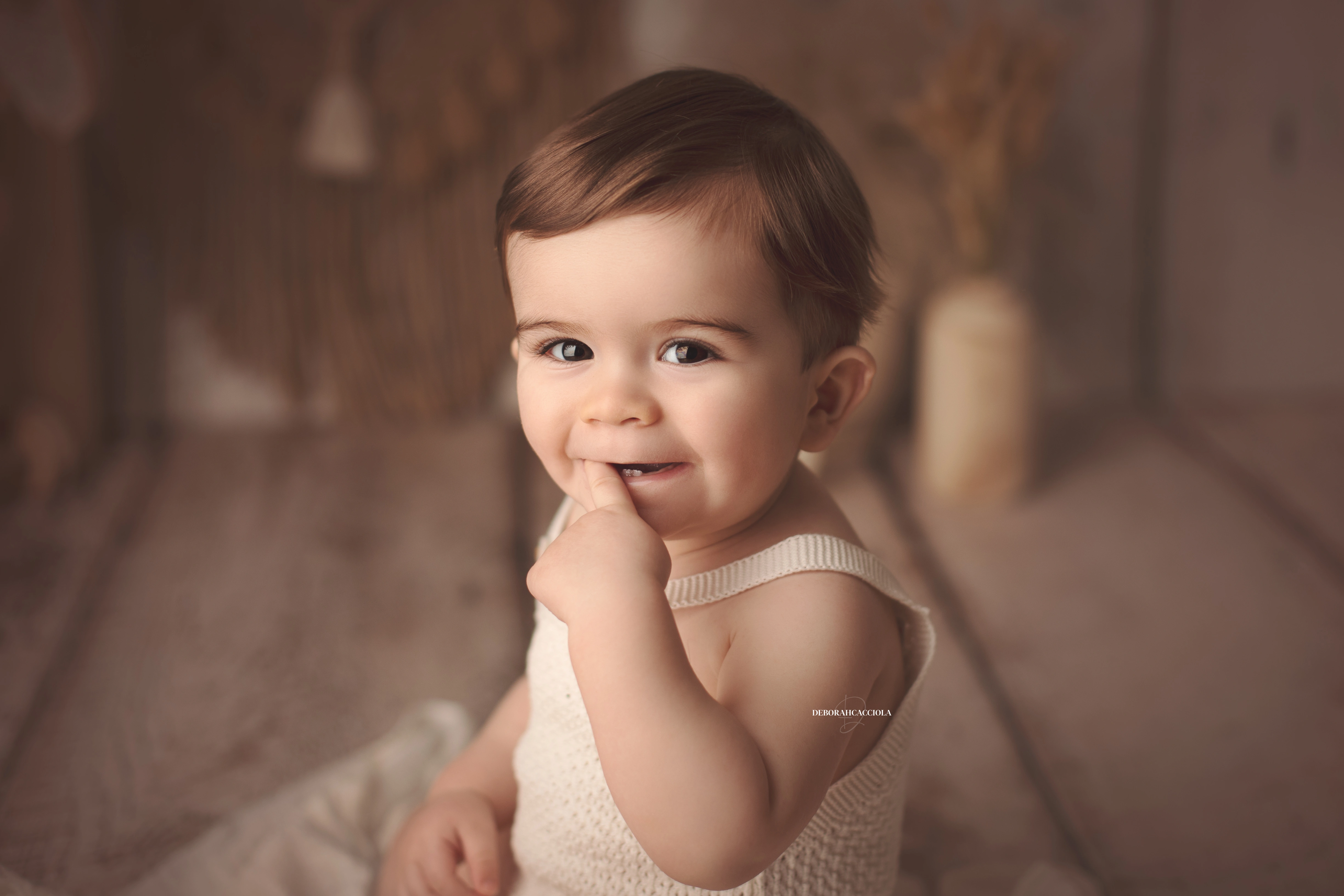 Photo anniversaire à Orléans, moment festif en studio, plan large harmonieux, palette claire