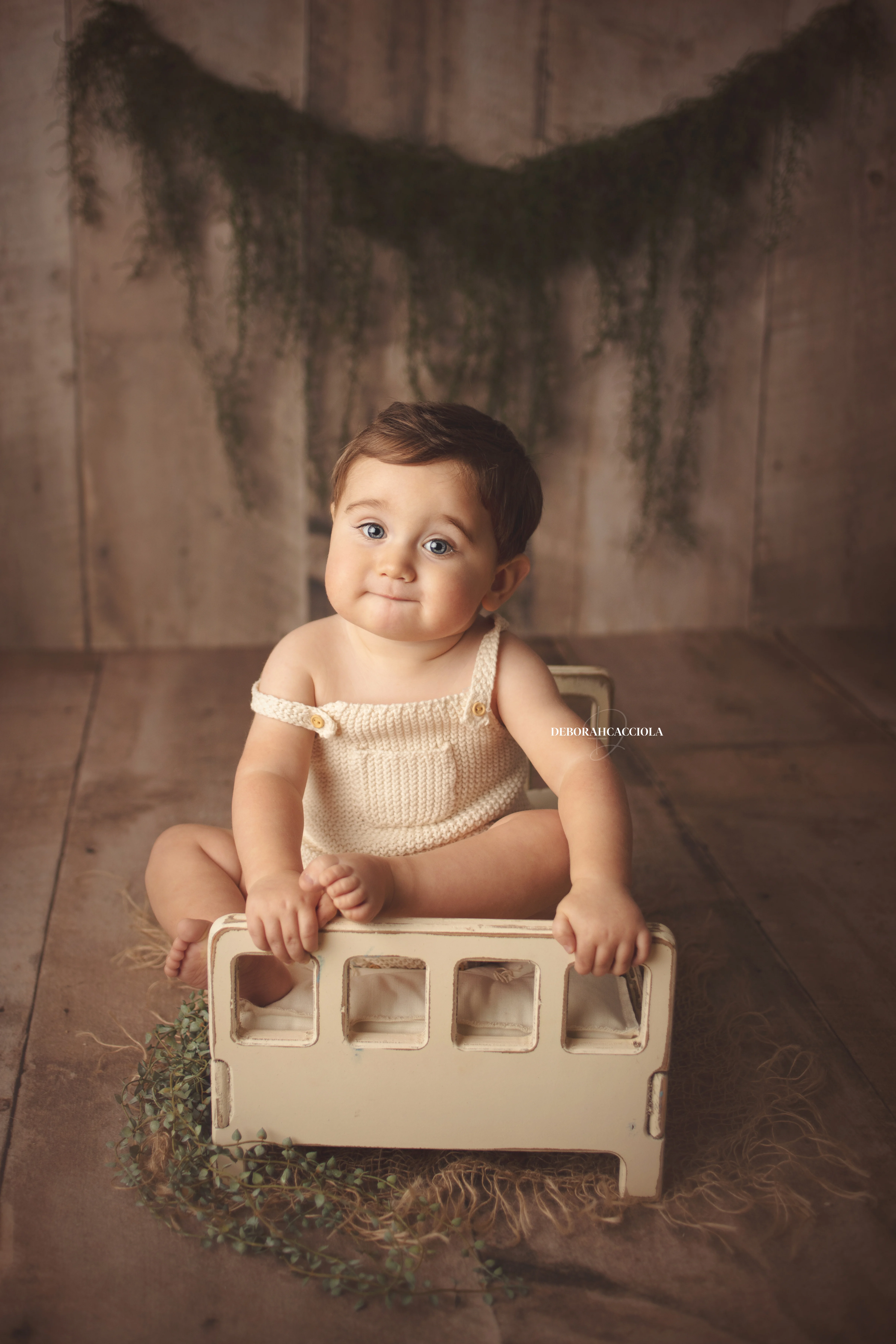 Portrait anniversaire en studio à Orléans : portrait de célébration, cadrage vertical doux, rendu naturel