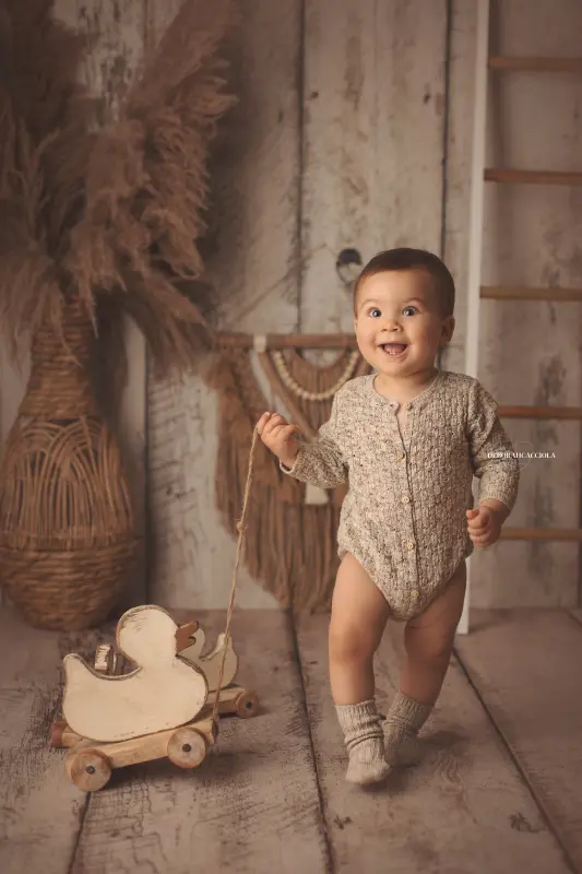 Photo anniversaire studio Orléans : moment festif en studio, composition resserrée élégante, palette claire