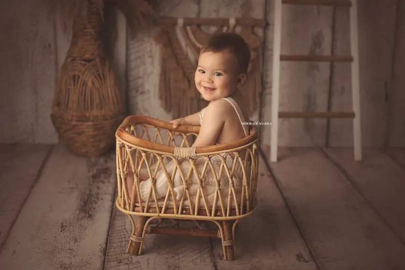 Portrait anniversaire en studio à Orléans : portrait de célébration, cadrage horizontal équilibré, palette claire