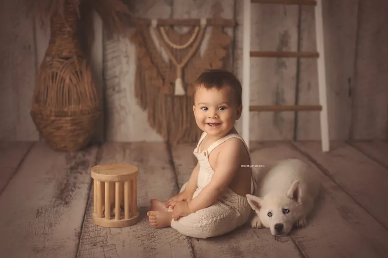 Photo anniversaire studio Orléans : moment festif en studio, cadrage horizontal équilibré, couleurs douces
