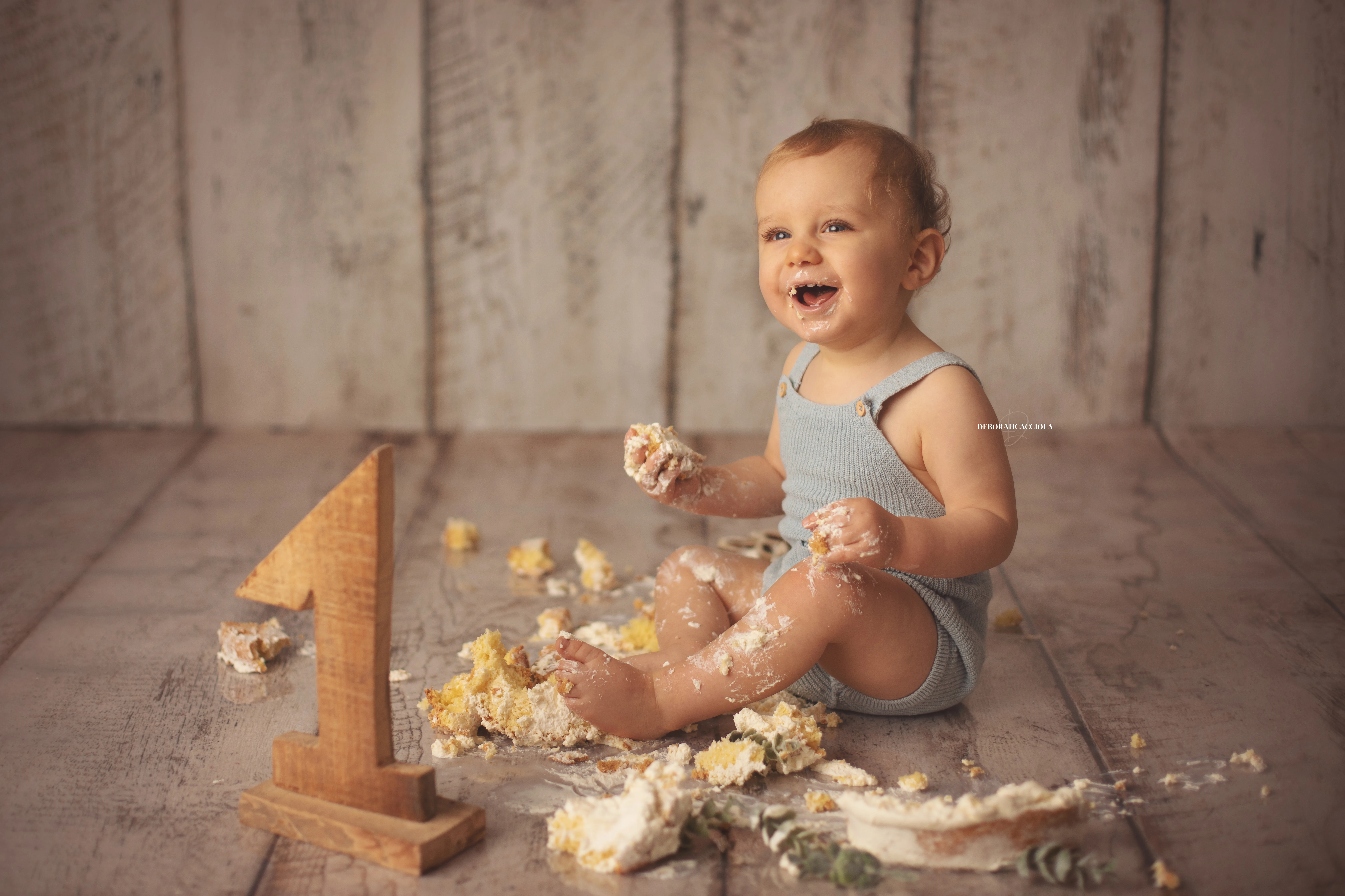 Photo anniversaire studio Orléans : moment festif en studio, scène panoramique douce, palette claire