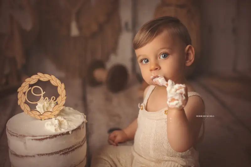 Portrait anniversaire en studio à Orléans : portrait de célébration, scène panoramique douce, rendu naturel