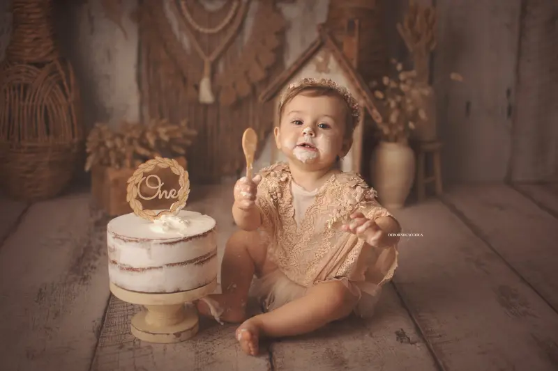 Photo anniversaire à Orléans, moment festif en studio, plan large harmonieux, rendu naturel