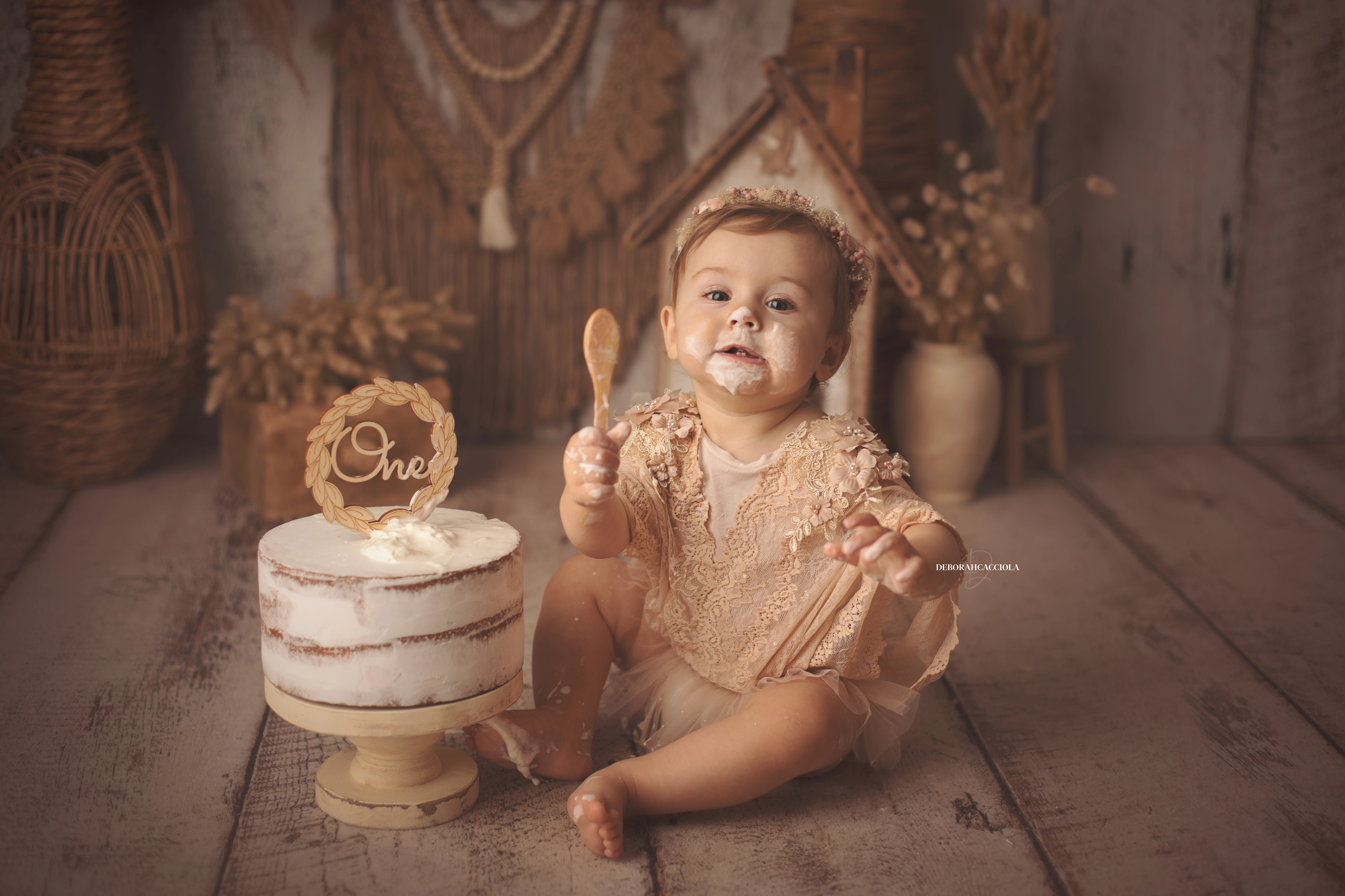 Photo anniversaire à Orléans, moment festif en studio, plan large harmonieux, rendu naturel