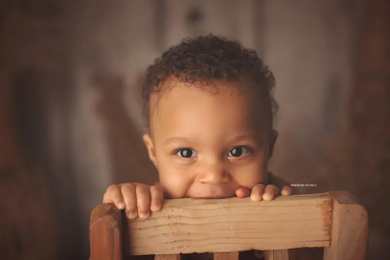 Portrait anniversaire en studio à Orléans : portrait de célébration, cadrage horizontal équilibré, palette claire