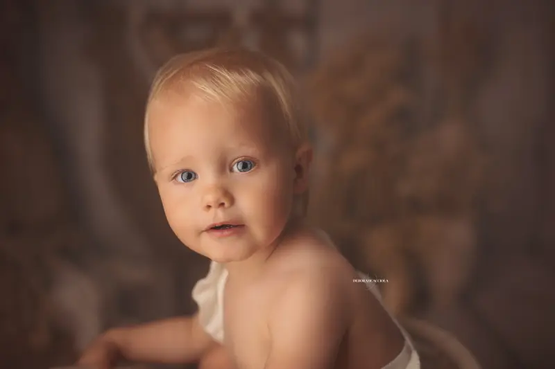 Photo anniversaire studio Orléans : moment festif en studio, cadrage horizontal équilibré, couleurs équilibrées