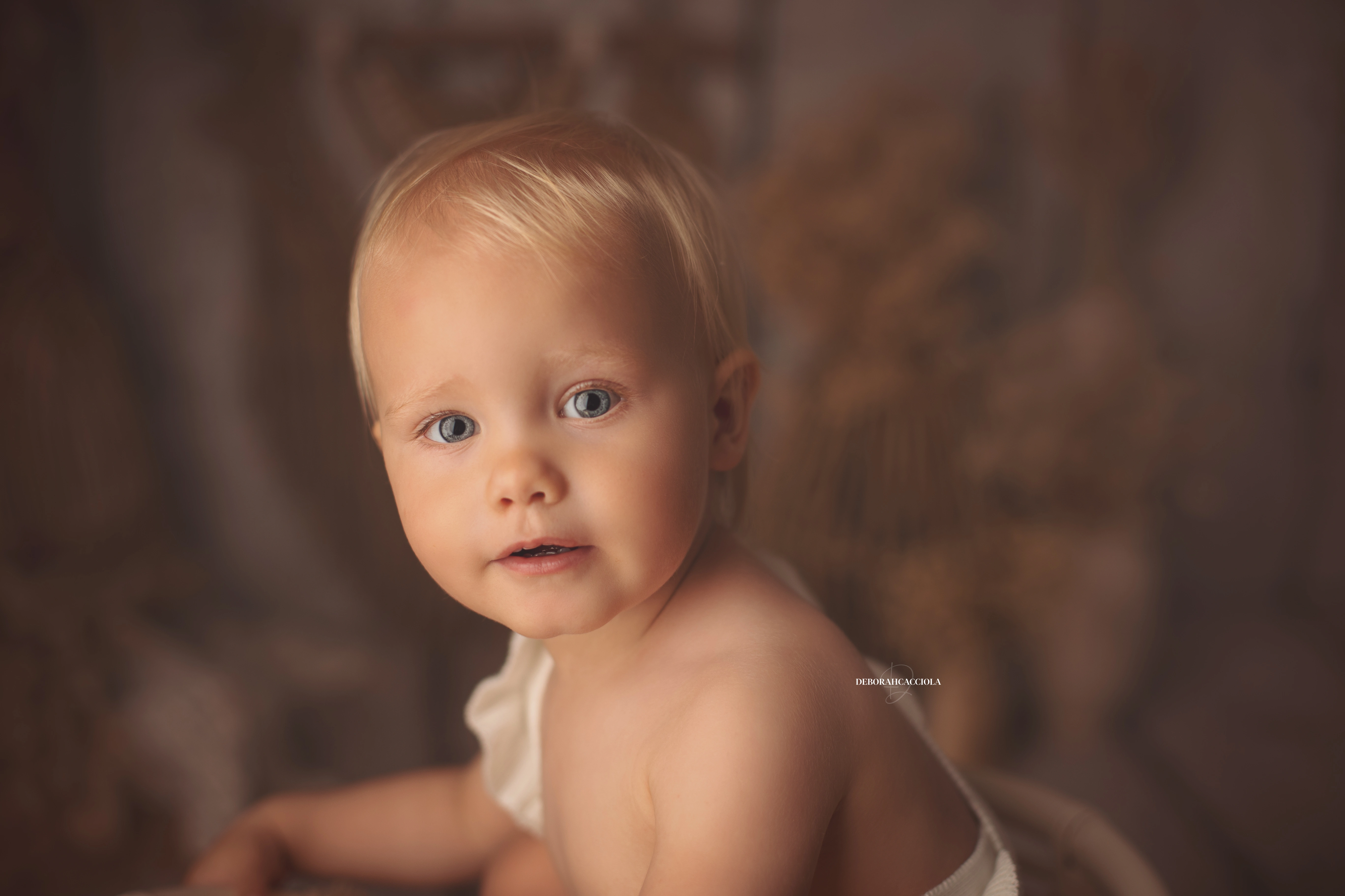 Photo anniversaire studio Orléans : moment festif en studio, cadrage horizontal équilibré, couleurs équilibrées