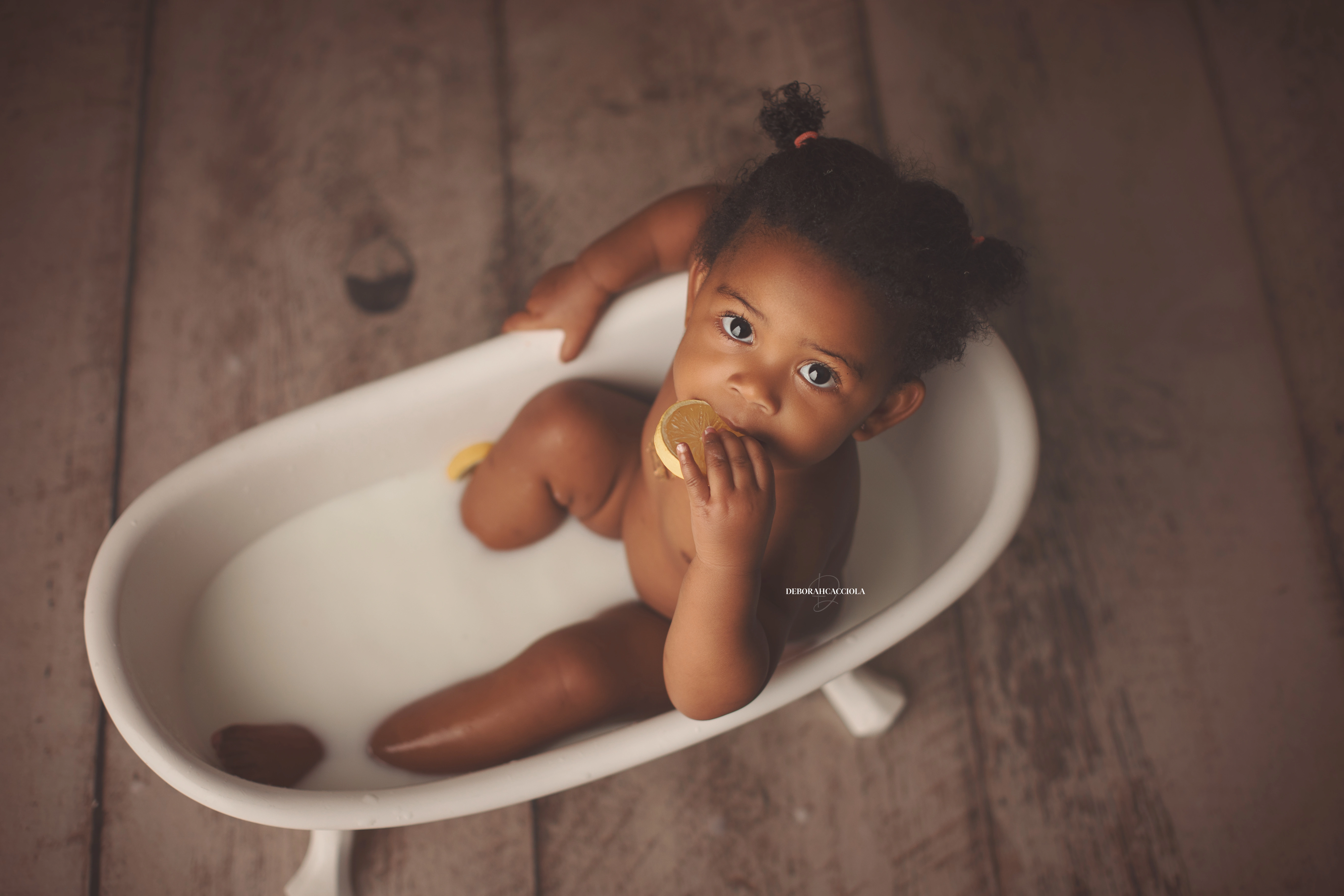 Photo anniversaire studio Orléans : moment festif en studio, scène panoramique douce, tonalités naturelles