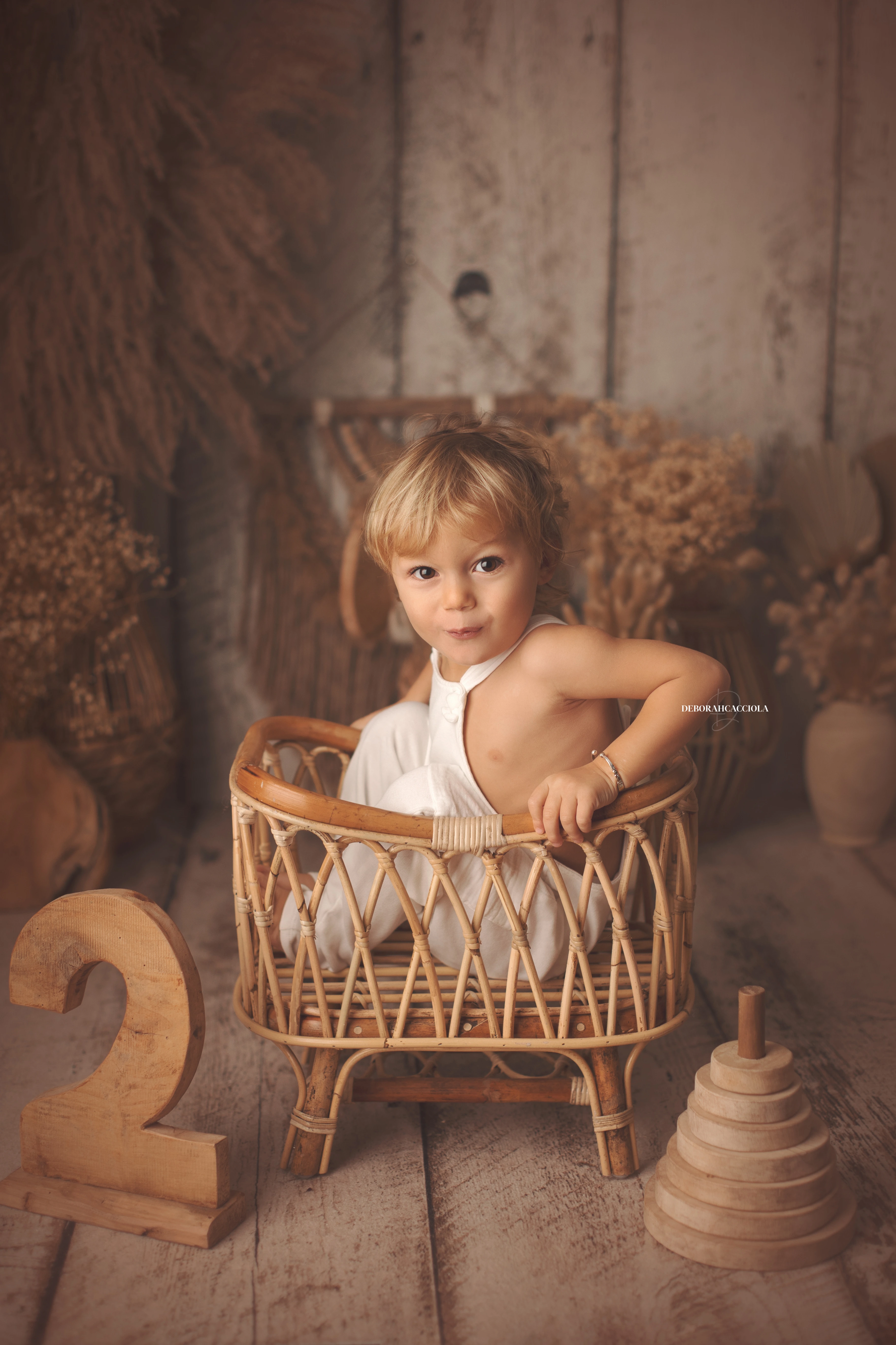 Portrait anniversaire en studio à Orléans : portrait de célébration, cadrage vertical doux, rendu naturel