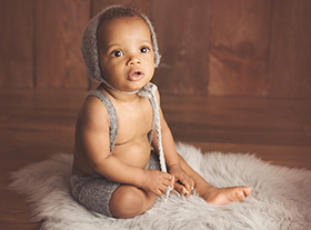 Photo bebe photographe bébé avec des accessoires