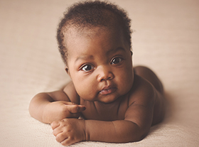 Photo bebe photographe spécialiste du bébé dans le loiret