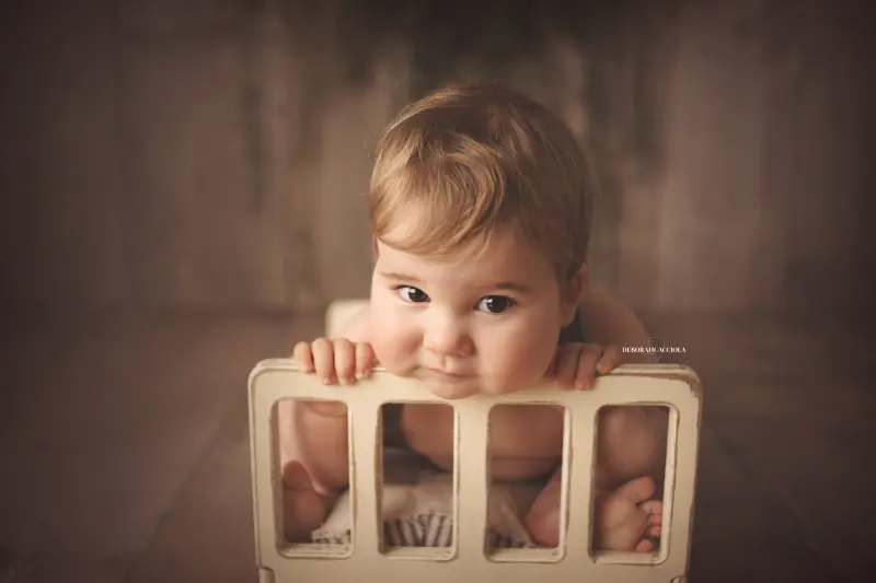 Portrait bébé Orléans : bébé en studio, scène panoramique douce, rendu naturel