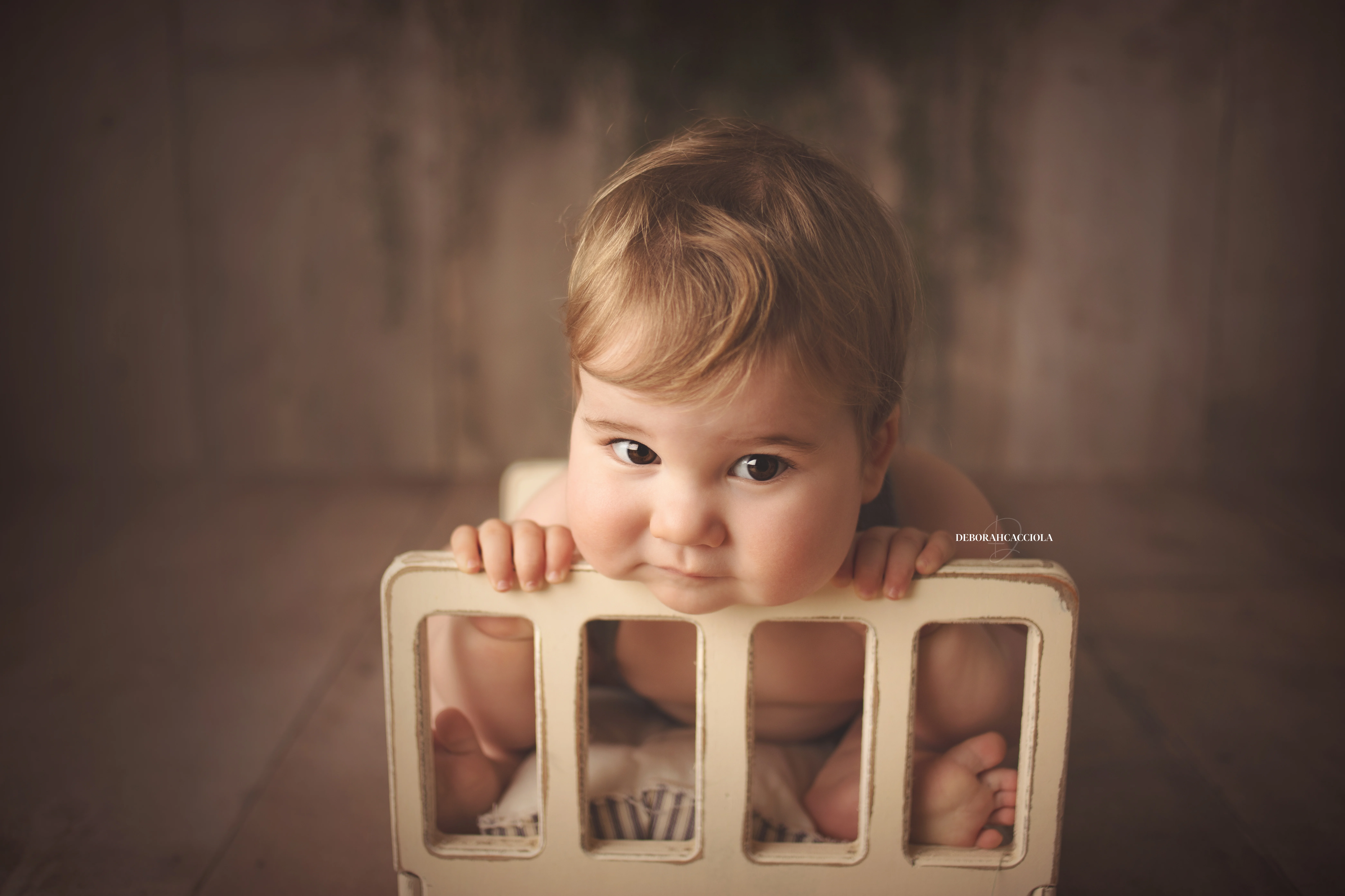 Portrait bébé Orléans : bébé en studio, scène panoramique douce, rendu naturel