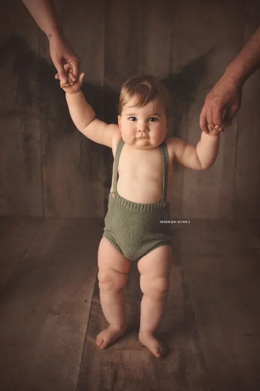 Photo bébé studio Orléans : bébé en studio, cadrage vertical doux, palette claire