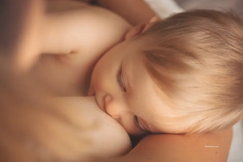 Séance bébé à Orléans - portrait tendre de bébé, composition large et naturelle, rendu naturel