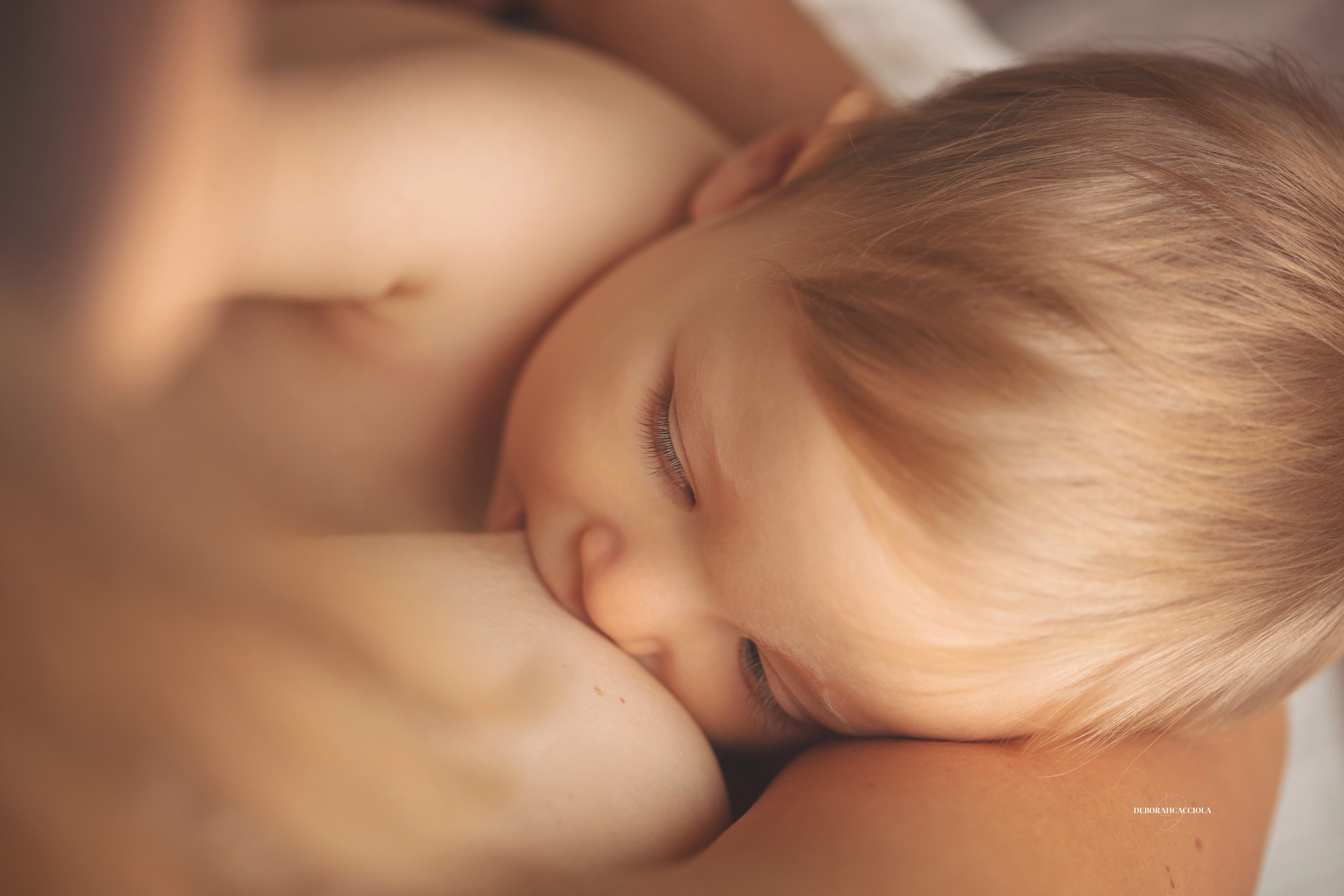 Séance bébé à Orléans - portrait tendre de bébé, composition large et naturelle, rendu naturel