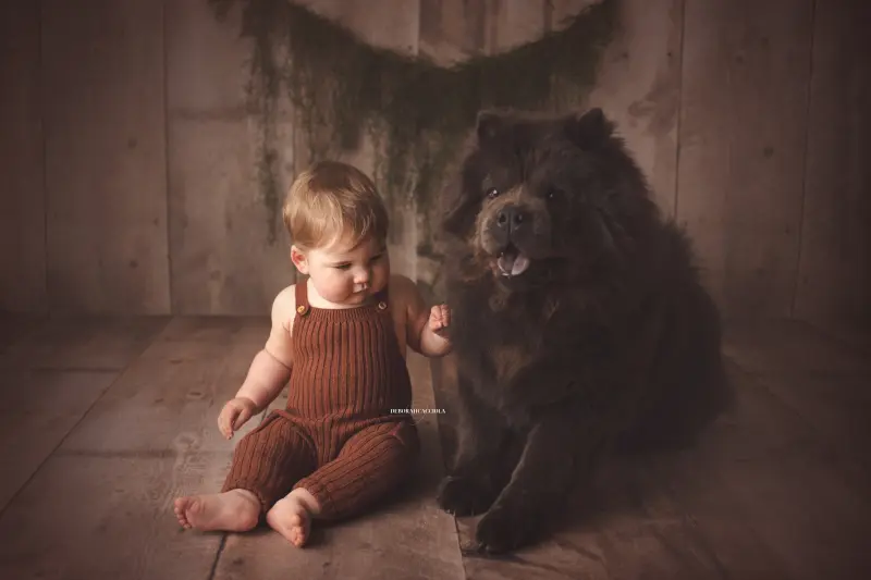 Portrait bébé Orléans : instant doux avec bébé, cadrage horizontal équilibré, couleurs équilibrées