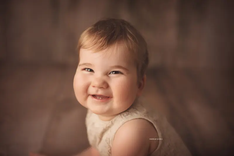 Séance bébé en studio à Orléans : bébé en studio, scène panoramique douce, tonalités naturelles